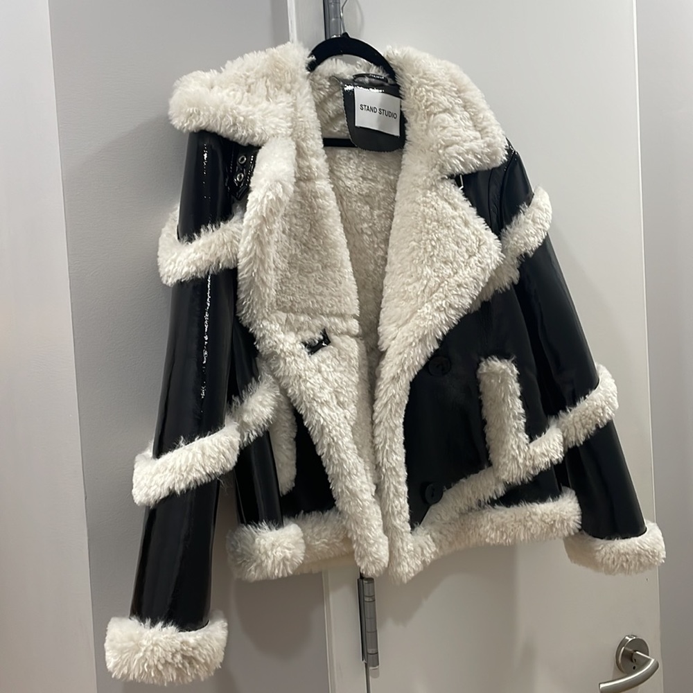 Stand studio coat